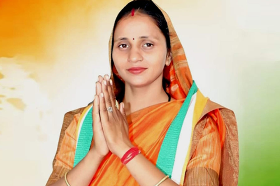 জয়ী প্রার্থী হিসাবে নজর কেড়েছেন আরও এক জন। তিনিও পঁচিশের তরুণী। নাম সঞ্জনা যাতব।