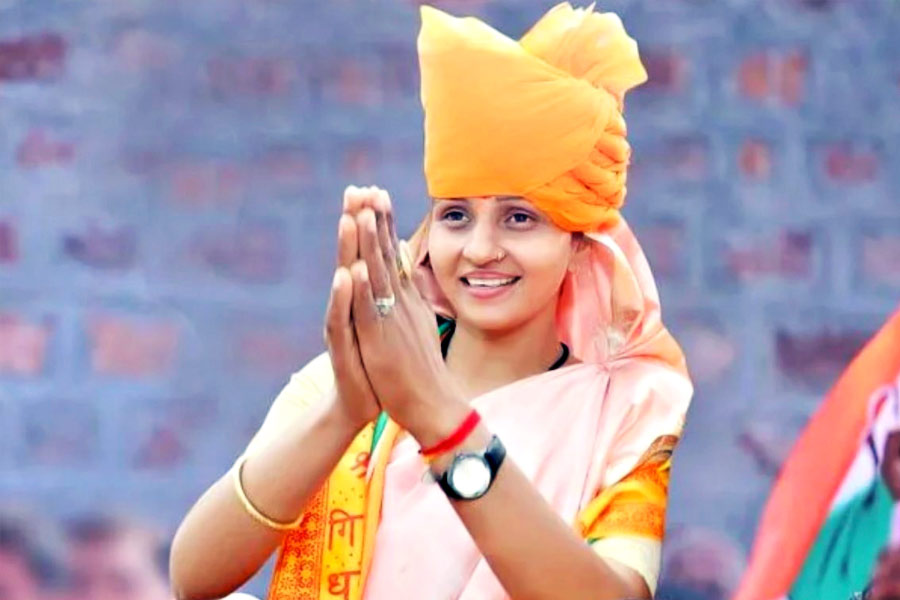 রাজস্থানের ভরতপুর কেন্দ্র থেকে কংগ্রেসের প্রার্থী হয়ে দাঁড়িয়েছিলেন সঞ্জনা। বিজেপি প্রার্থী রামস্বরূপ কোলিকে ৫০ হাজারের বেশি ভোটে হারিয়ে জয়ী হয়েছেন তিনি।