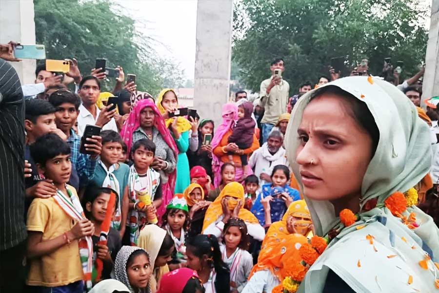 রাজস্থানের বিধানসভা নির্বাচনে বিজেপি প্রার্থীর কাছে পরাজিত হয়েছিলেন সঞ্জনা। সঞ্জনার বিপক্ষে লড়াই করতে নেমেছিলেন বিজেপি প্রার্থী রমেশ খেড়ি। মাত্র ৪০৯ ভোটে হেরেছিলেন সঞ্জনা।