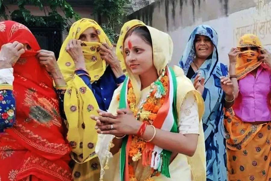 ২৫ বছরের সঞ্জনা বিবাহিতা। তাঁর স্বামী অবশ্য রাজনীতির সঙ্গে যুক্ত নন, তিনি পেশায় পুলিশকর্মী।