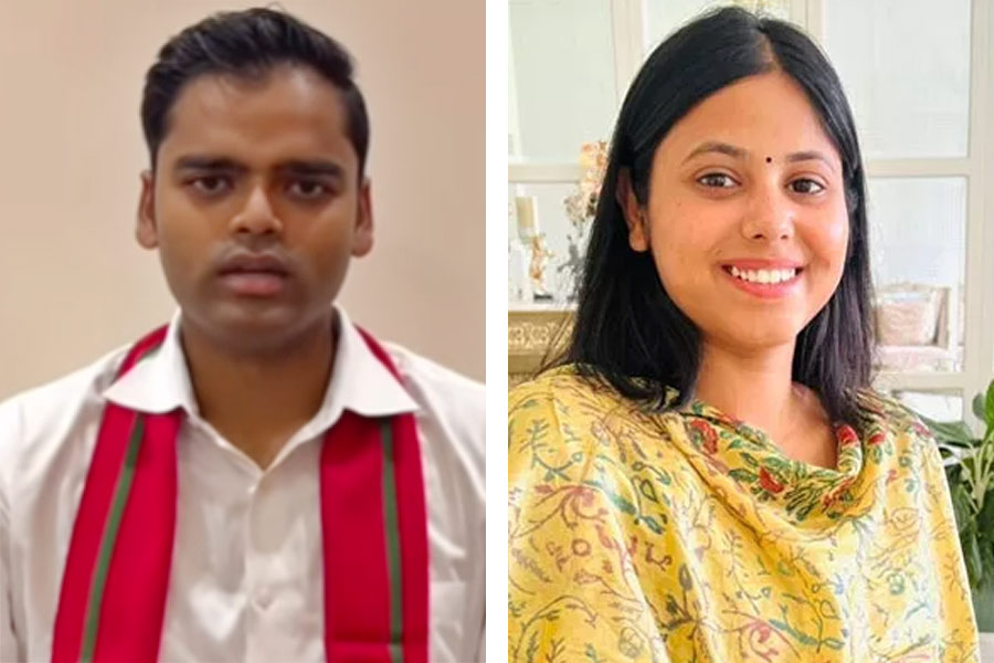 নজর কেড়েছেন আরও দুই জয়ী। তাঁদের শুধু বয়সই এক নয়, পদবিও এক। সমবয়সি এবং সমপদবির দুই প্রার্থী আবার একই দলের সদস্য। তাঁরা হারিয়েওছেন একই দলের বিরোধী প্রার্থীকে। পুষ্পেন্দ্র সরোজ এবং প্রিয়া সরোজের বাবারাও রাজনীতির সঙ্গে যুক্ত।