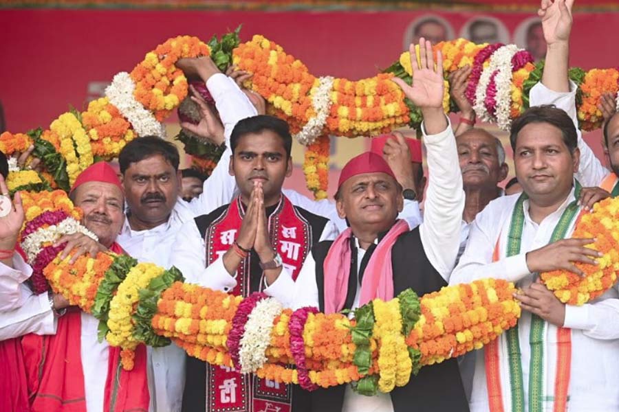 উত্তরপ্রদেশের কৌশাম্বি কেন্দ্র থেকে সমাজবাদী পার্টির প্রার্থী হয়ে ভোটে দাঁড়িয়েছিলেন পুষ্পেন্দ্র। বিজেপি প্রার্থী হিসাবে কৌশাম্বি থেকে দাঁড়িয়েছিলেন বিনোদকুমার শঙ্কর।