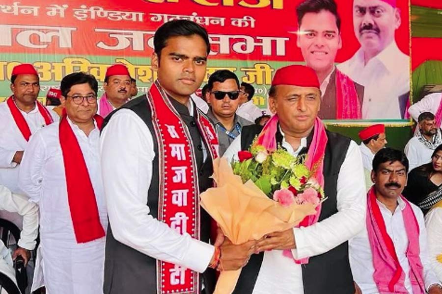 বিনোদকুমারকে এক লক্ষের সামান্য বেশি ভোটে হারিয়ে দিয়েছেন ২৫ বছরের পুষ্পেন্দ্র। উত্তরপ্রদেশের প্রাক্তন মন্ত্রী এবং পাঁচ বারের বিধায়ক ইন্দ্রজিৎ সরোজের পুত্র পুষ্পেন্দ্র।