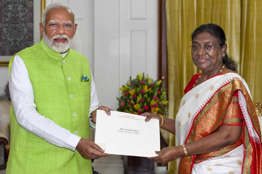 বুধবার রাষ্ট্রপতি ভবনে (বাঁ দিকে) নরেন্দ্র মোদী এবং দ্রৌপদী মুর্মু।