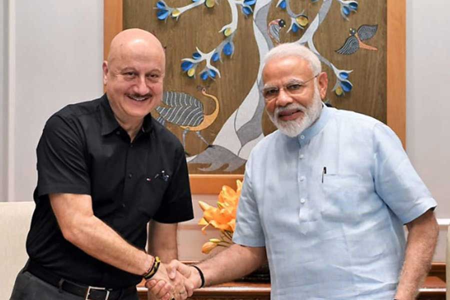 Anupam Kher shares a cryptic post and netizens claim that it is for Narendra Modi