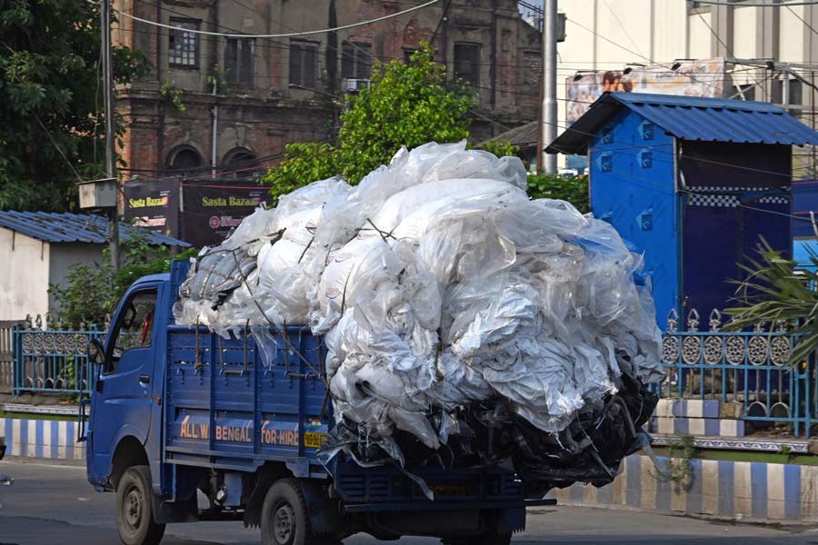 বোঝাই: বুধবার বিশ্ব পরিবেশ দিবসে গন্তব্যের পথে প্লাস্টিক ভর্তি গাড়ি। ধর্মতলায়। 
