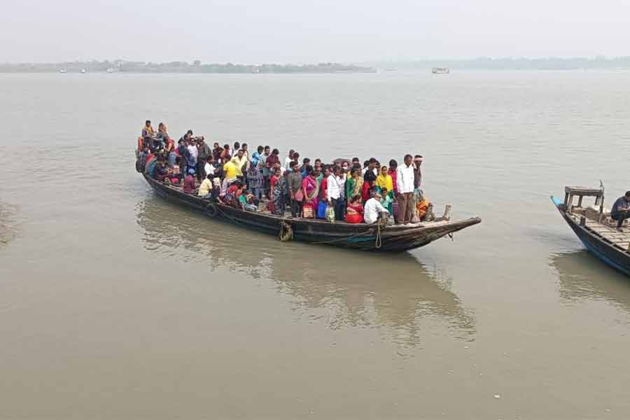 এই নদীর উপরে সেতু তৈরি হলে জলপথের উপরে নির্ভর করতে হত না মানুষকে।