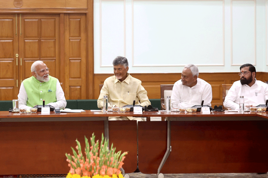 এই পরিস্থিতিতে যদি বা একদা ‘ইন্ডিয়া’ জোটে থাকা নীতীশকে এবং কয়েক মাস আগে বিজেপির পুরনো সমঝোতা-সঙ্গী জগন মোহন রেড্ডির জন্য জেলে যাওয়া চন্দ্রবাবুকে নিজেদের দিকে টানতে পারে, তাতেও কার্যসিদ্ধি হবে না। সে ক্ষেত্রে নীতীশদের ১২ এবং নায়ডুর ১৬ আসন মিলে ইন্ডিয়ার হাতে আসতে পারে ২৮টি আসন। বাকি থেকে যাবা আরও ১১।