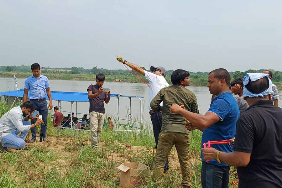 বীজ বোমা ছুড়ছেন কালীগঞ্জের বিডিও।