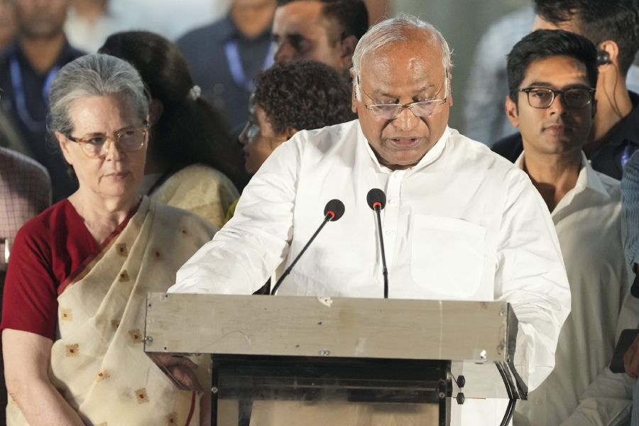 তবে তার পরে ‘ইন্ডিয়া’ খেলা ঘোরানোর নতুন কোনও পরিকল্পনা করবে কি না, সেটা ভবিষ্যৎই বলতে পারবে।