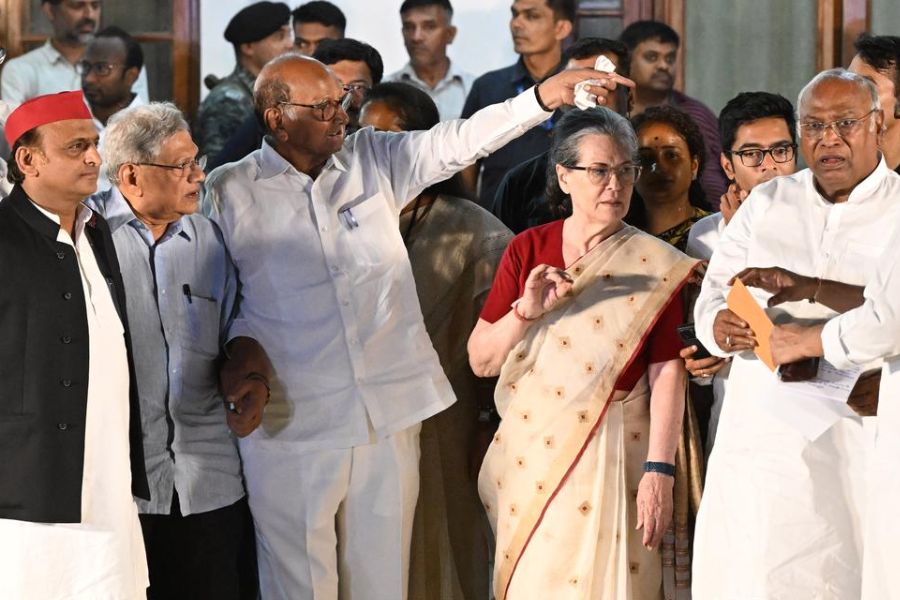 রাজনীতির বিশেষজ্ঞদের মতে রাজনীতিতে অসম্ভব বলে কিছু হয় না। তবে ‘ইন্ডিয়া’ও সম্ভবত এই মুহূর্তে এত দূর ভাবছে না। বুধবারের বৈঠকে ‘ইন্ডিয়া’ যে সিদ্ধান্ত নিয়েছে বলে তারা সর্বসমক্ষে জানিয়েছে, তার মূল বক্তব্য হল, আপাতত ঐক্যবদ্ধ বিরোধী হিসাবেই সংসদে থাকতে চায় তারা।