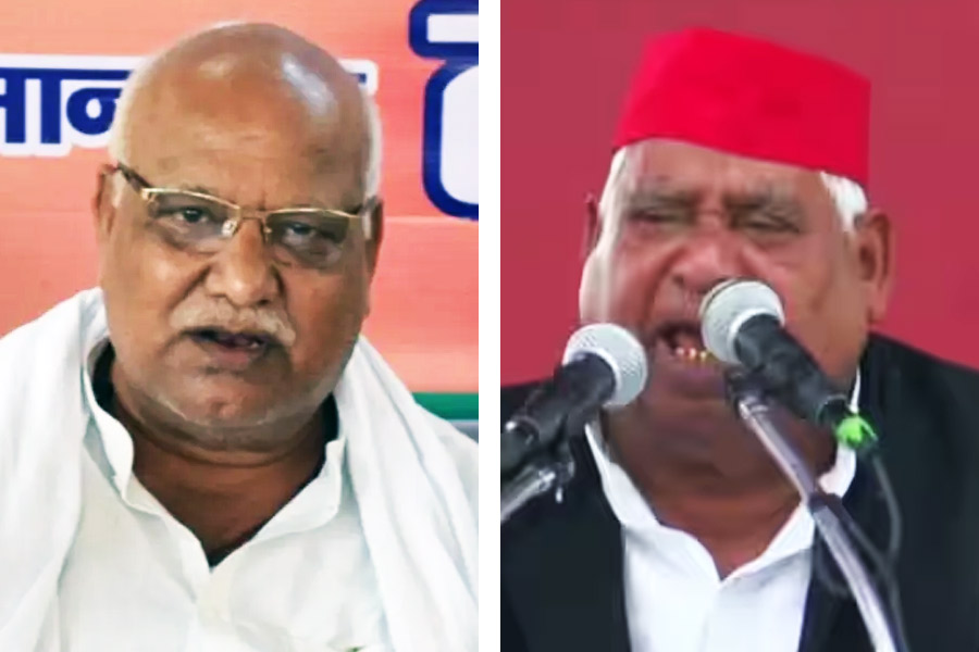 মনে করা হয়েছিল, রামমন্দিরকে সামনে রেখে হিন্দুত্বের আবেগ উস্কে এ বারও ওই কেন্দ্রে জয় হাসিল করবে পদ্মশিবির। কিন্তু ফৈজাবাদের দু’বারের সাংসদ লাল্লু সিংহকে ৫০ হাজারেরও বেশি ভোটে হারিয়ে দেন এসপির অবধেশ প্রসাদ।