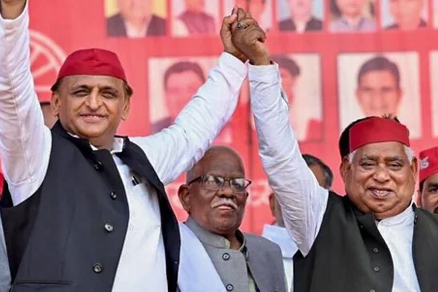 গত লোকসভা নির্বাচনে এই ফৈজাবাদ কেন্দ্রে বিজেপির কাছে প্রায় ৬৫ হাজার ভোটে হেরে গিয়েছিলেন এসপি প্রার্থী। সেই কেন্দ্রে কোন জাদুতে এ বার জয় পেল এসপি? অবধেশ বলেন, “আমি দলিত ভাইবোনেদের থেকে সবচেয়ে বেশি সমর্থন পেয়েছি। দলিত সম্প্রদায় গত বারে বিজেপিকে সমর্থন করেছিল। তা ছাড়া ওবিসি এবং সংখ্যালঘু ভোটও আমরা পেয়েছি।”