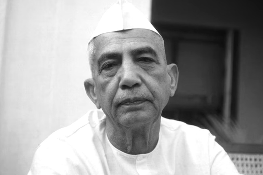 ৭৭ বছর বয়সি দলিত নেতার রাজনীতিতে হাতেখড়ি পশ্চিম উত্তরপ্রদেশের কৃষকনেতা তথা দেশের প্রাক্তন প্রধানমন্ত্রী চৌধরী চরণ সিংহের হাত ধরে। প্রয়াত চরণকেই নিজের ‘রাজনৈতিক গুরু’ বলে মানেন অবধেশ।