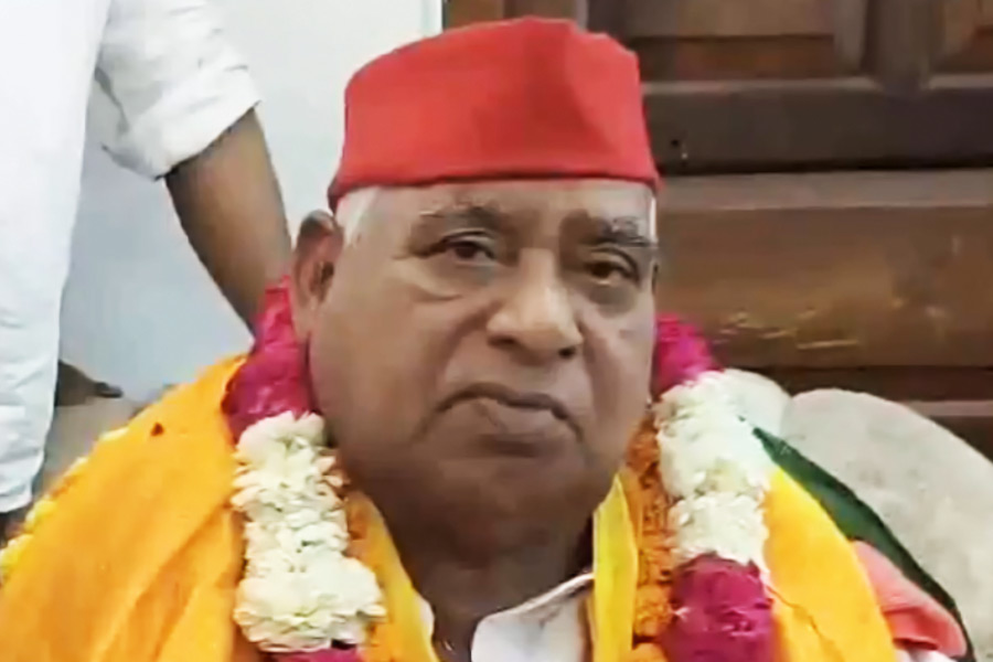 লখনউ বিশ্ববিদ্যালয়ের আইনের স্নাতক অবধেশ প্রথম জীবনে ভেবেছিলেন আইনজীবী হবেন। এই পেশায় খানিক নামযশও হয়েছিল তাঁর। কিন্তু একই সঙ্গে তিনি জড়িয়ে পড়েন সক্রিয় রাজনীতিতে।