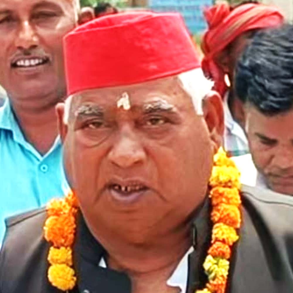 সত্তরের দশকে জরুরি অবস্থার বিরোধিতা করে অযোধ্যা এলাকার স্থানীয় রাজনীতিতে দ্রুত উত্থান হয় অবধেশের। তিনি ছিলেন সাবেক ফৈজাবাদ (বর্তমান নাম অযোধ্যা) জেলার ‘জরুরি অবস্থা বিরোধী সংঘর্ষ সমিতি’র যুগ্ম আহ্বায়ক। জরুরি অবস্থার সময় বেশ কয়েক দিন জেলও খেটেছেন তিনি।