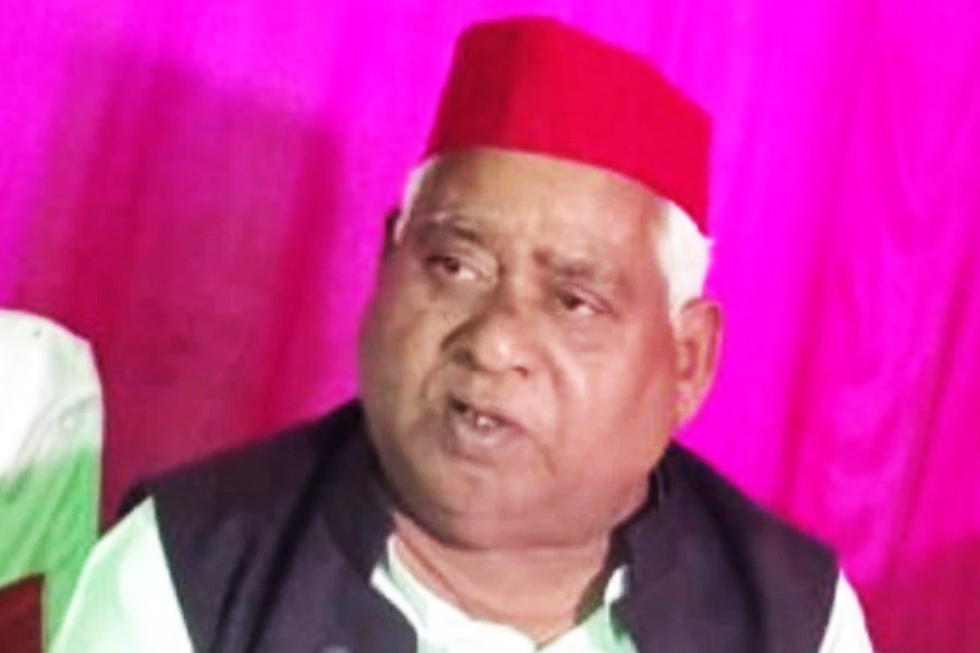 মায়ের মৃত্যুর খবর পেলেও প্যারোলে মুক্তি পেয়ে শেষকৃত্যে অংশ নিতে পারেননি তিনি। জেল থেকে বেরিয়েই তিনি স্থির করেন, পূর্ণ সময়ের জন্য রাজনীতি করবেন। ১৯৮১ সালে লোক দল এবং জনতা পার্টি— দুই দলেরই সাধারণ সম্পাদক হন তিনি।