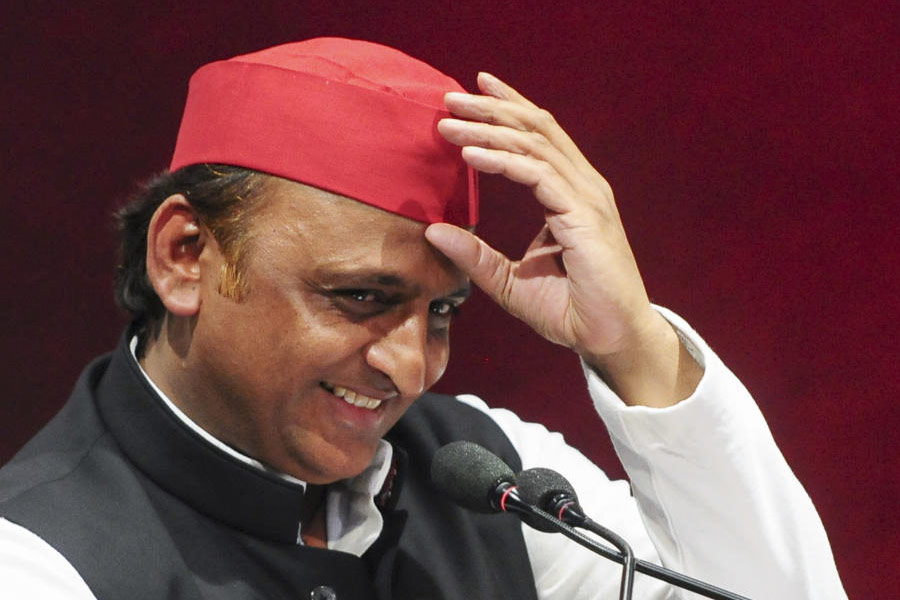 দলিত এবং অনগ্রসর সম্প্রদায়ের ভোটের কথা মাথায় রেখেই এ বার ফৈজাবাদ আসনে ভূমিপুত্র তথা দলিত নেতা অবধেশকে প্রার্থী করেন মুলায়ম-পুত্র। ভোটের ফলে দেখা যাচ্ছে, অখিলেশের সেই কৌশল কার্যকর হয়েছে। বিজেপির হিন্দুত্ববাদের রাজনীতিকে জাতপাতের অঙ্ক কষে হারিয়ে দিয়েছেন তিনি।