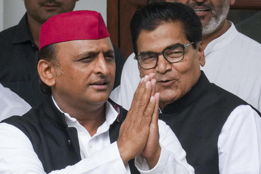 তাঁর জয়ের কৃতিত্ব অখিলেশকেও দিয়েছেন ন’বারের বিধায়ক অবধেশ। তাঁর কথায়, “জয়প্রকাশ নারায়ণ, রামমনোহর লোহিয়ার মতো সমাজবাদী নেতাদের স্বপ্নপূরণ করবেন অখিলেশ।”