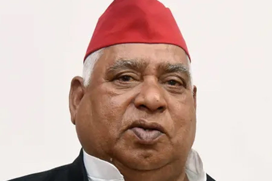 অতীতে এক বারই লোকসভা ভোটে লড়েছিলেন অবধেশ, ১৯৯৬ সালে। সাবেক আকবরপুর লোকসভা কেন্দ্র থেকে লড়ে হেরে যান তিনি। তখন এই কেন্দ্রটি ফৈজাবাদ (বর্তমানে অযোধ্যা) লোকসভা কেন্দ্রের অন্তর্ভুক্ত ছিল।