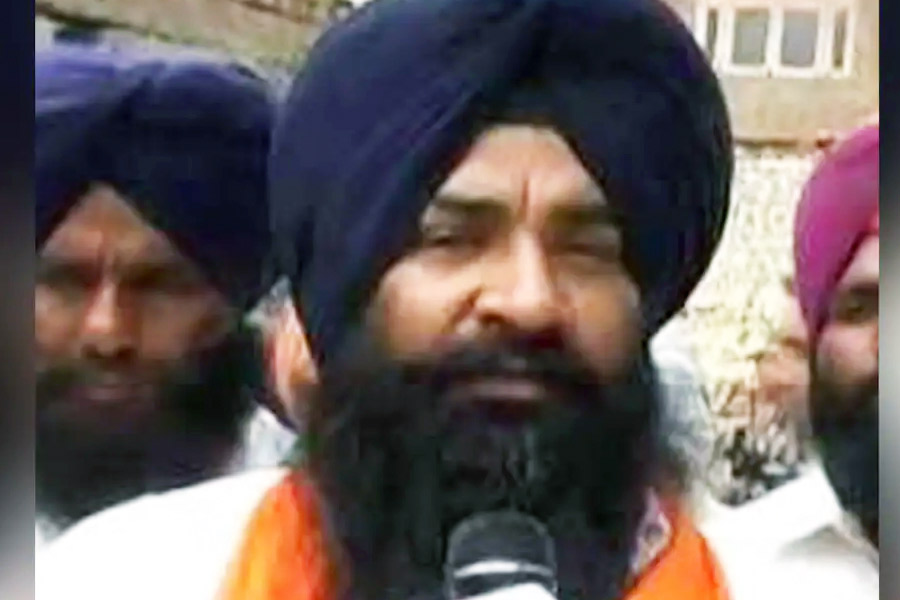 পঞ্জাবের ফরিদকোট আসন থেকে এ বারের ভোটে লড়েছিলেন ৪৪ বছরের সর্বজিৎ সিংহ খালসা। তাঁর বাবা বেয়ন্ত সিংহ। যাঁর নাম জড়িয়ে আছে ইন্দিরা হত্যাকাণ্ডের সঙ্গে।