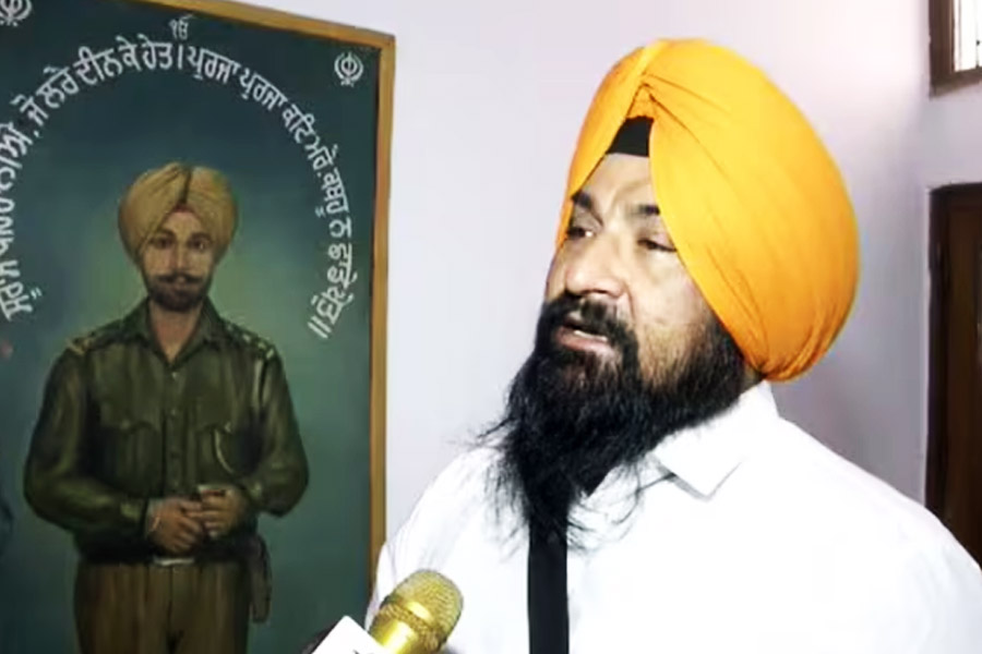 ২০০৪ সালে প্রথম ভাতিণ্ডা থেকে লোকসভা ভোটে লড়েছিলেন সর্বজিৎ। লক্ষাধিক ভোট পেলেও জিততে পারেননি। এর পর ২০০৭ সালে বিধানসভা নির্বাচনেও প্রার্থী হন। সে বার ভোট পেয়েছিলেন মাত্র ১৫ হাজার।