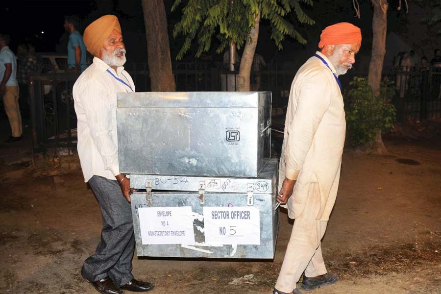 ফরিদকোট কেন্দ্রে এ বার কংগ্রেসের টিকিটে ভোটে দাঁড়িয়েছিলেন পঞ্জাবের জনপ্রিয় অভিনেতা এবং রাজ্যের মুখ্যমন্ত্রীর ঘনিষ্ঠ বন্ধু করমজিৎ অনমোল। কিন্তু প্রায় তিন লক্ষ ভোট পেয়ে আসনটি জিতে নিয়েছেন নির্দল সর্বজিৎ।