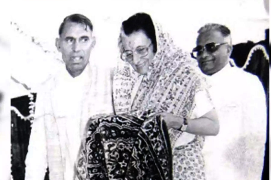 ১৯৮৪ সালে অমৃতসরের স্বর্ণমন্দির থেকে খলিস্তানি জঙ্গিদের সরাতে একটি সেনা অভিযানের পরিকল্পনা করেছিলেন তৎকালীন প্রধানমন্ত্রী ইন্দিরা। তার নাম দেওয়া হয়েছিল ‘অপারেশন ব্লু স্টার’। তার সূত্রেই সর্বজিতের পরিবার নাম লিখিয়ে ফেলে দেশের ইতিহাসে।