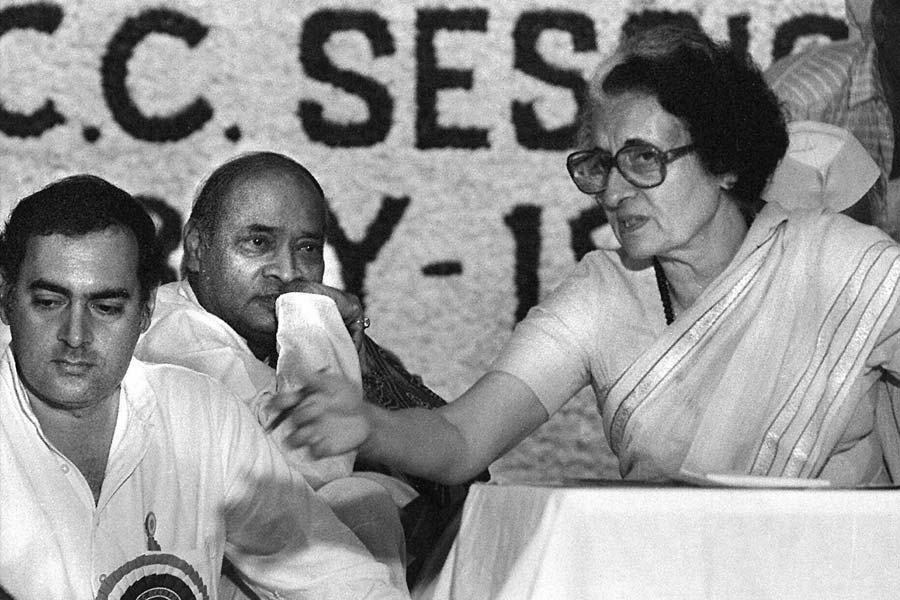 স্বর্ণমন্দিরে সেনা অভিযানে বহু শিখের মৃত্যু হয়েছিল, যা শিখ অধ্যুষিত পঞ্জাব ভাল চোখে দেখেনি। তার পর থেকেই ওই এলাকায় ইন্দিরাবিরোধী কার্যকলাপ শুরু হয়।