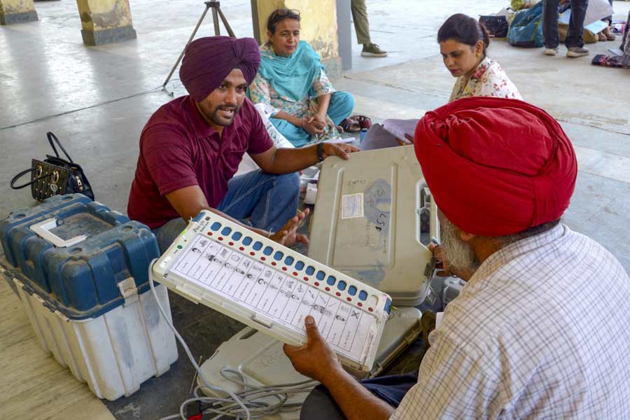 ইন্দিরার মৃত্যুর পর দেশ জুড়ে দাঙ্গার পরিস্থিতি তৈরি হয়েছিল। বহু শিখ ধর্মাবলম্বী মানুষ সেই দাঙ্গায় প্রাণ হারিয়েছিলেন। প্রধানমন্ত্রীর কুর্সিতে বসেছিলেন ইন্দিরার পুত্র রাজীব গান্ধী।