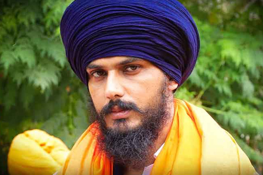 কে এই অমৃতপাল? ‘ওয়ারিশ পঞ্জাব দে’ সংগঠনের নেতা তিনি। ১৮ মার্চ সঙ্গীদের নিয়ে তিনি হামলা চালিয়েছিলেন অমৃতসরের কাছে অঞ্জলা থানার লকআপে। তার পর থেকে বেশ কিছু দিন ফেরার ছিলেন।