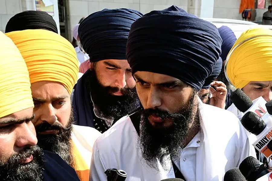 তাঁর খোঁজে একের পর এক জায়গায় তল্লাশি চালায় পুলিশ। ২০২৩ সালের ২৩ এপ্রিল পঞ্জাবের মোগা থেকে গ্রেফতার করা হয় অমৃতপালকে। জাতীয় সুরক্ষা আইনে (এনএসএ) গ্রেফতার করা হয় তাঁকে।