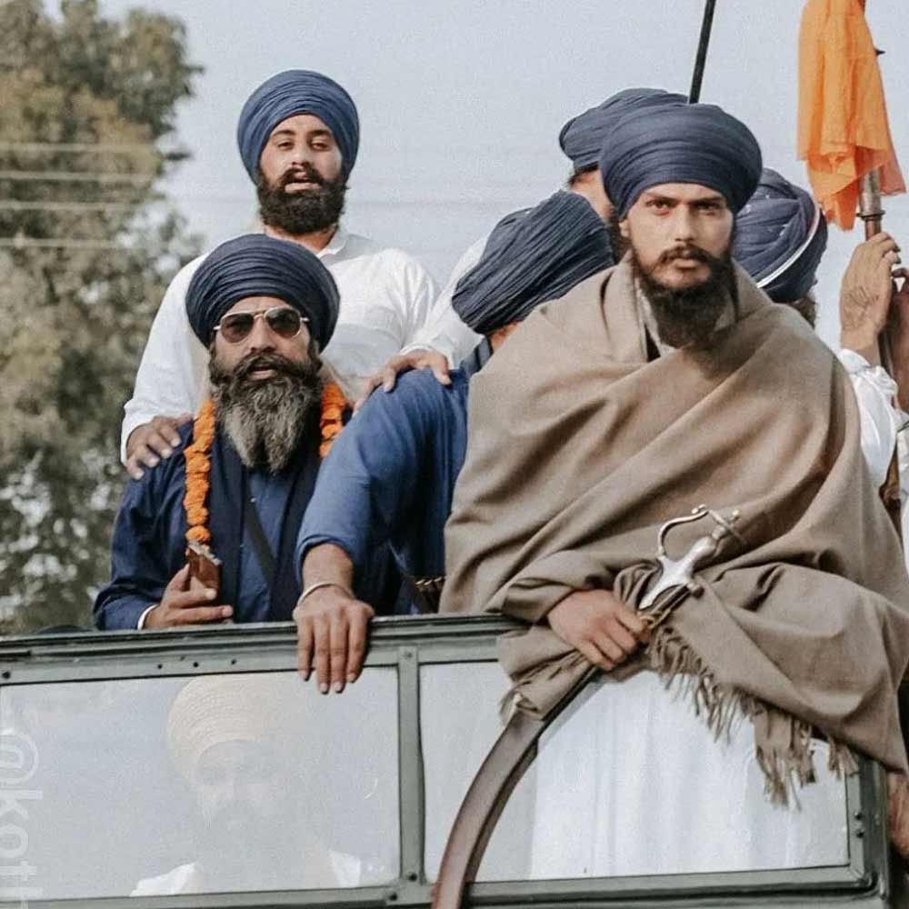 তাঁর হয়ে মূলত প্রচার চালিয়েছিলেন তাঁর বাবা তারসেম সিংহ। পাশে ছিলেন তাঁর স্থানীয় সমর্থকেরা। খাদুর সাহিব ছেয়ে গিয়েছিল অমৃতপালের পোস্টারে। যেখানে তাঁকে বুলেটপ্রুফ জ্যাকেট পরে তরোয়াল হাতে দেখা গিয়েছিল।