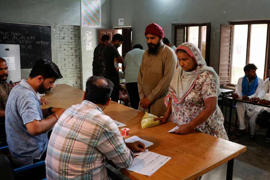 অমৃতপালের বাবার দাবি, পঞ্জাবের খাদুর সাহিবের মানুষ তাঁর ছেলের সমর্থনে এগিয়ে এসেছেন। এমনকি, গোটা পঞ্জাবের মানুষও পাশে দাঁড়িয়েছেন পুত্রের।