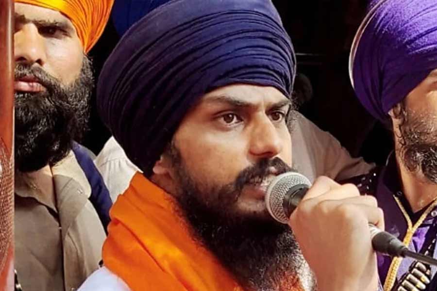 সেই তিন মন্ত্রেই বাজিমাত করেছেন অমৃতপাল। কিন্তু প্রশ্ন উঠছে, তিনি কি সংসদে শপথগ্রহণ করতে পারবেন? যদিও শপথগ্রহণ করা তাঁর সাংবিধানিক অধিকার, কিন্তু যে হেতু তিনি বন্দি, তাই বাধাও রয়েছে।