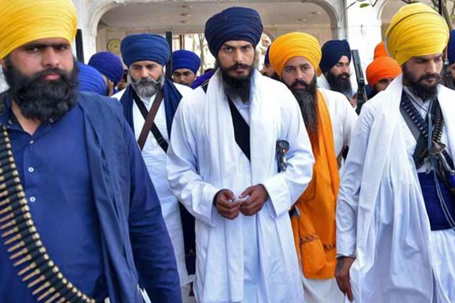 শপথগ্রহণের জন্য অমৃতপালকে আগে জেল কর্তৃপক্ষের অনুমতি চেয়ে চিঠি দিতে হবে। কর্তৃপক্ষের নজরদারিতে সংসদে গিয়ে শপথ নিতে পারবেন তিনি। তবে তার পর আবার জেলে ফিরতে হবে খলিস্তানপন্থী নেতাকে।