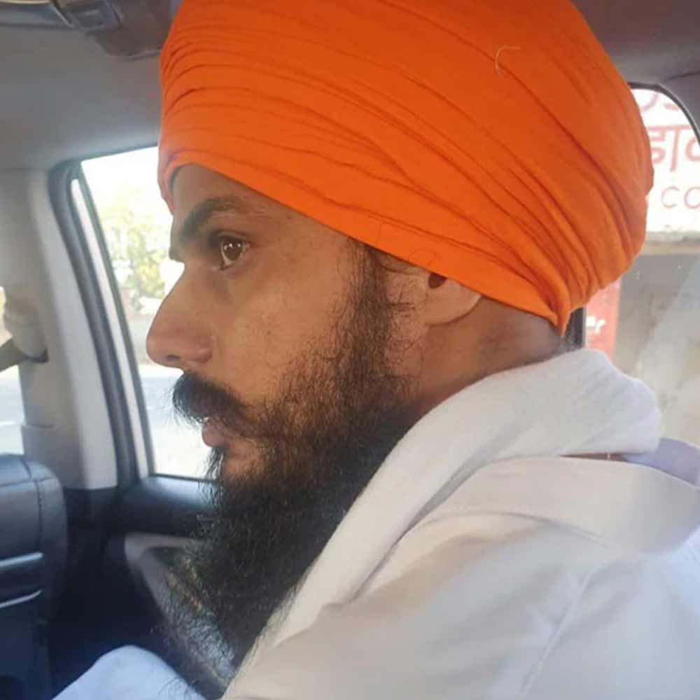 তবে জয়ী হলেও অমৃতপাল যদি দোষী সাব্যস্ত হন এবং তাঁকে দু’বছর বা তার বেশি সময় জেলে থাকতে হয়, তা হলে সঙ্গে সঙ্গে সাংসদ পদ হারাবেন তিনি।