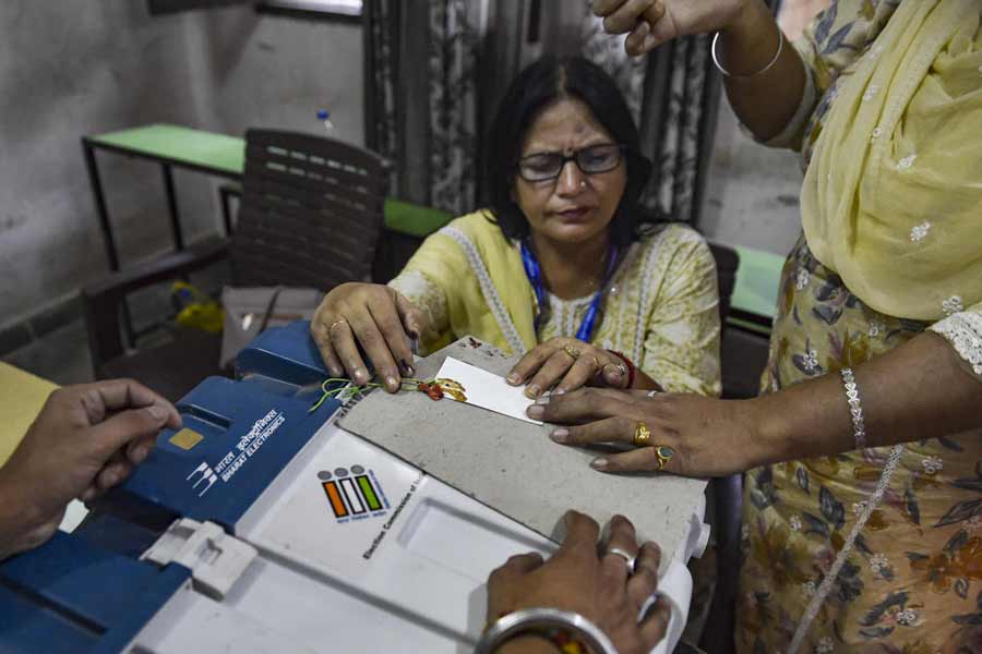 পঞ্জাবে অমৃতপাল একা নন। প্রাক্তন প্রধানমন্ত্রী ইন্দিরা গান্ধীর হত্যাকারী বিয়ন্ত সিংহের ছেলে সর্বজিৎ সিংহ খালসাও জয়ী হয়েছেন। ফরিদকোট লোকসভা আসনে নির্দল হয়ে লড়েছিলেন তিনি। তিনি প্রচারে হাতিয়ার করেছিলেন ২০১৫ সালে বরগারিতে ‘গুরুগ্রন্থ সাহিব’ অবমাননার ঘটনা।