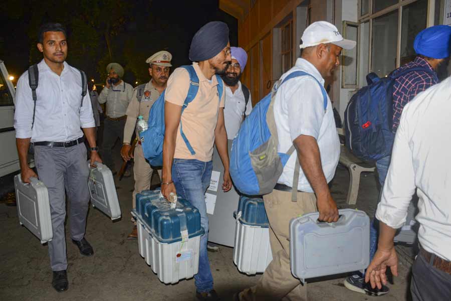 সাঙ্গরুর লোকসভা আসনে জিততে পারেননি, তবে তৃতীয় হয়েছেন আর এক খলিস্তানপন্থী সিমরনজিৎ সিংহ মান। তিনি আইপিএসও ছিলেন। ওই কেন্দ্রে ১ লক্ষ ৮৭ হাজার ভোট পেয়েছেন তিনি।