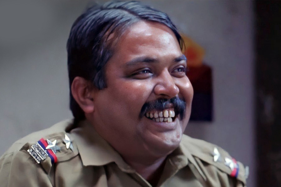 পরে নিজের চেহারা নিয়েই ‘বিজ্ঞাপন’ দিতে শুরু করেন ফয়জল। ২২ বছর বয়সে মুম্বইয়ে অভিনেতা হওয়ার স্বপ্ন নিয়ে যাওয়া ফয়জল প্রযোজকদের কাছে গিয়ে বলতে শুরু করেন, ‘‘কালো, মোটা লোকের চরিত্রে অভিনেতার প্রয়োজন হলে আমাকে জানাবেন!’’