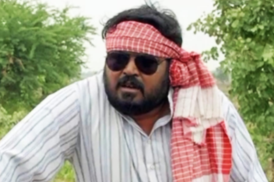 অমিতাভের সঙ্গে এক টেবিলে খেতেও বসেছিলেন ফয়জল। সেই প্রসঙ্গে অভিনেতা বলেন, ‘‘অমিতাভের বাড়িতে যখন খেতে বসেছিলাম, তখন একের পর এক খাবার পরিবেশন করা হচ্ছিল। আগের পদ খাওয়াই শেষ হয়নি। অথচ পাতে পরবর্তী পদ হাজির।’’