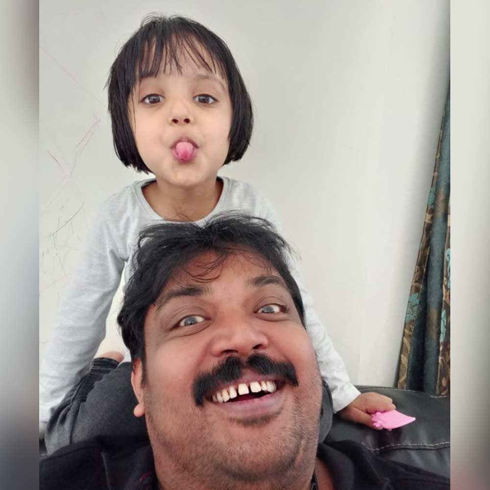 অমিতাভের বাড়িতে গিয়ে তিলের লাড্ডুও খেয়েছিলেন ফয়জল। তিনি বলেন, ‘‘যখন তিলের লাড্ডু পরিবেশন করা হচ্ছিল, তখন আমি ভেবেছিলাম যে বয়সের কারণে সেগুলি অমিতাভ খেতে পারবেন না। অথচ তিনি পর পর দুটো লাড্ডু খেয়ে ফেললেন। তখনই আমি ভেবেছিলাম, তাঁর বয়স অনেক কম। নিজের বয়স লুকিয়ে রেখেছেন তিনি।’’