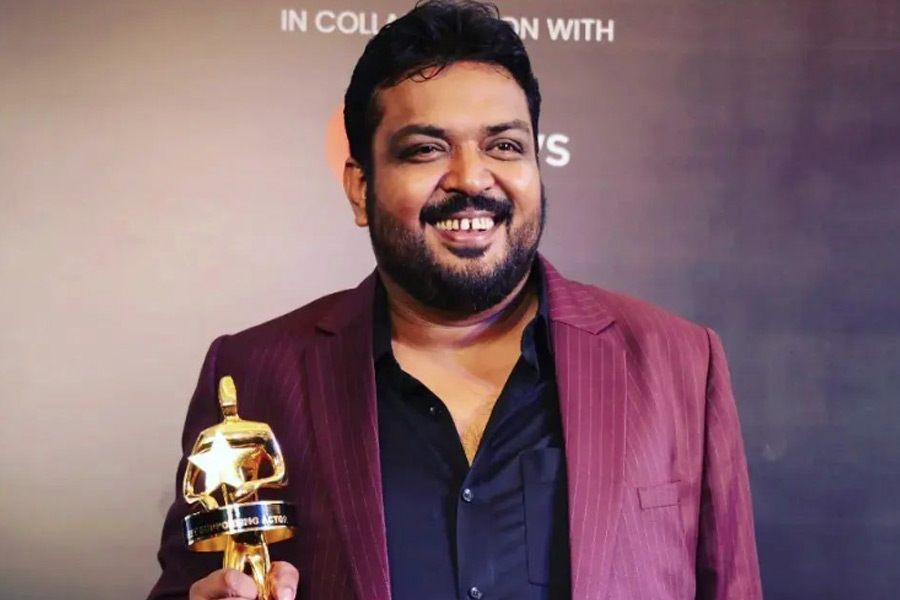 ‘পঞ্চায়েতে’র উপপ্রধান প্রহ্লাদ পাণ্ডের ভূমিকায় সাবলীল অভিনয়ে নজর কেড়েছেন ফয়জল। সিরিজে প্রধানজির ছায়াসঙ্গী প্রহ্লাদের চরিত্রে দেখা যায় ফয়জলকে। মিষ্টি খেতে ভালবাসে প্রহ্লাদ। কোনও কাজের দায়িত্ব নিতে পিছপা হয় না সে। পর্দায় পিতৃস্নেহ ফুটিয়ে তোলা থেকে শুরু করে হাস্যরস, এমনকি হতাশাও নিপুণ ভাবে ফুটিয়ে তুলেছেন ফয়জল। চলতি মাসে ওটিটির পর্দায় মুক্তি পেয়েছে এই সিরিজ়ের তৃতীয় সিজ়ন। এই সিজ়নের ‘স্টার’ যেন তিনিই।