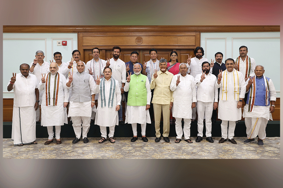 এনডিএ-র বৈঠকে নরেন্দ্র মোদীর সঙ্গে জোটসঙ্গীরা। বুধবার নয়াদিল্লিতে প্রধানমন্ত্রীর বাসভবনে।