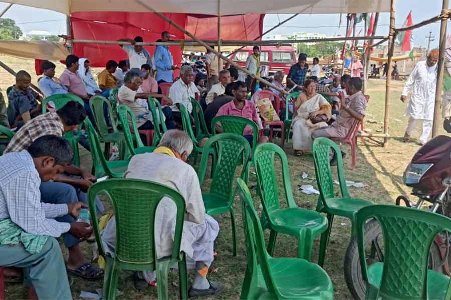 মঙ্গলবার তখনও গণনা চলছে। তার আগেই চেয়ার ফাঁকা বাম-কংগ্রেস শিবিরে।