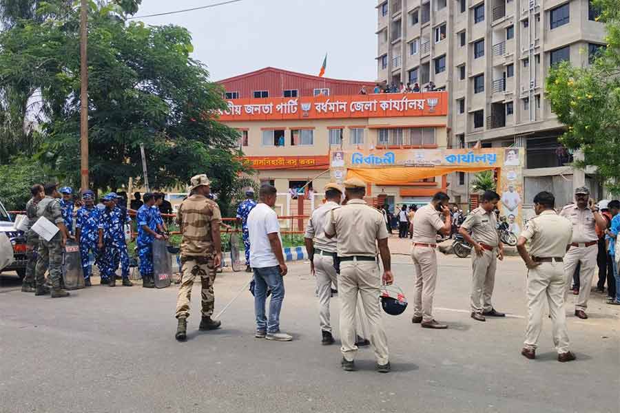 বিজেপি কার্যালয়ে গোলমালের পরে। ইনসেটে, ভাঙা ইট।