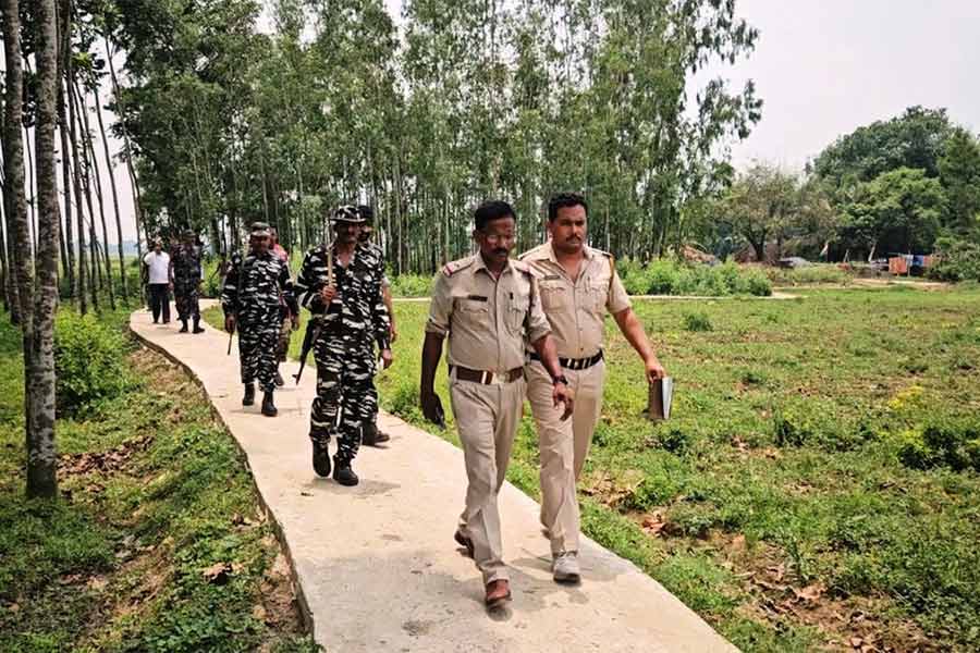 ঘটনাস্থলে রাজ্য পুলিশ ও কেন্দ্রীয় বাহিনী। ইনসেটে চুরি যাওয়া ডিপ-টিউবওয়েলের ঘর।