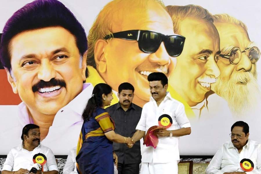 ডিএমকে দলের ২২ জন নবনির্বাচিত সাংসদদের মধ্যে ১৩ জনের এবং টিডিপি-র ১৬ জন নবনির্বাচিত সাংসদদের মধ্যে আট জনের বিরুদ্ধে ফৌজদারি মামলা রয়েছে বলে এডিআর সূত্রে খবর।