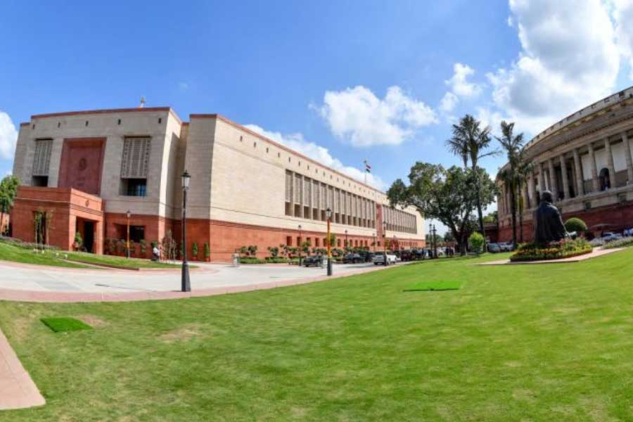 এডিআর সূত্রে খবর, ২০০৯ সালে লোকসভায় ১৬২ জন সাংসদের বিরুদ্ধে ফৌজদারি মামলা এবং ৭৬ জন সাংসদের বিরুদ্ধে গুরুতর ফৌজদারি মামলা রয়েছে।