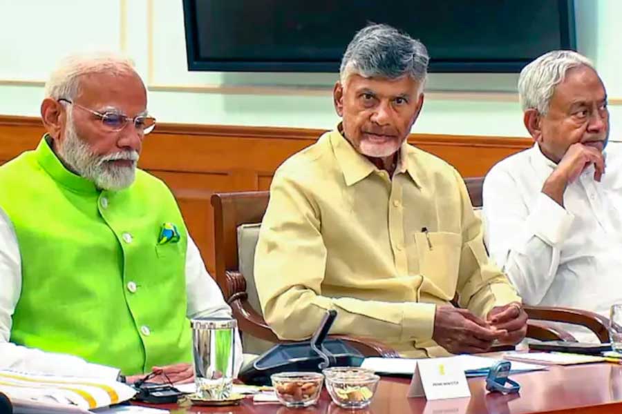তবে বিজেপির নেতৃত্বাধীন জোট এনডিএ-র শরিক দলগুলির সহায়তায় সরকার গঠন করতে চলেছে পদ্মশিবিরই। এ ক্ষেত্রে গুরুত্বপূর্ণ ভূমিকা পালন করতে চলেছে নীতীশ কুমারের জেডিইউ এবং চন্দ্রবাবু নায়ডুর টিডিপি। এনডিএ পেয়েছে ২৯৩টি আসন আর বিরোধী জোট ‘ইন্ডিয়া’ পেয়েছে ২৩২টি আসন।